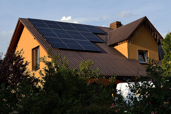 Panele słoneczne na dachu