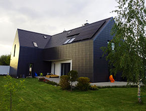 panele słoneczne full black na dachu nowoczesnego domu