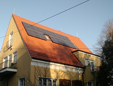 ogniwa fotowoltaiczne na dachu domu