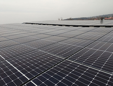 panele słoneczne o mocy 50 kW na dachu firmowym